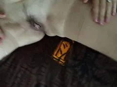 Mentre il marito lesbo vintage video sta russando, sua moglie ha una relazione con il suo amico
