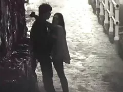 La video porno lesbiche e gay seduta informale nella bottiglia nel bosco