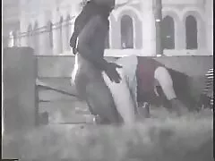Gruppo porno in un video lesbo vintage ristorante sul pavimento sporco