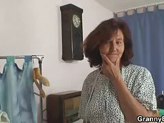 Madre video lesbiche milf senza pantaloni bagnare il pavimento