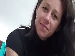 Vuole scopare mentre video porno con lesbiche l'uomo è ubriaco nella spazzatura